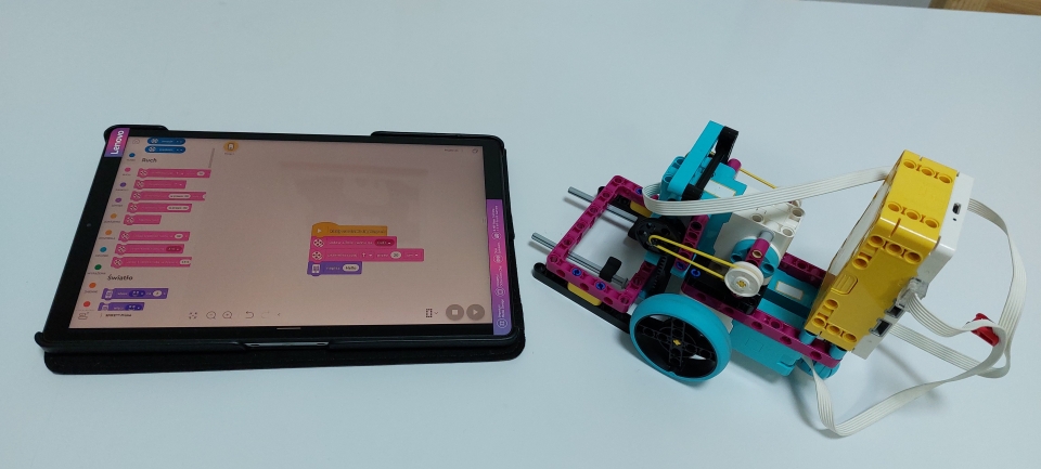 Programowanie blokowe LEGO – dzieci używają tabletem na warsztatach FA-BRYKA w Poznaniu